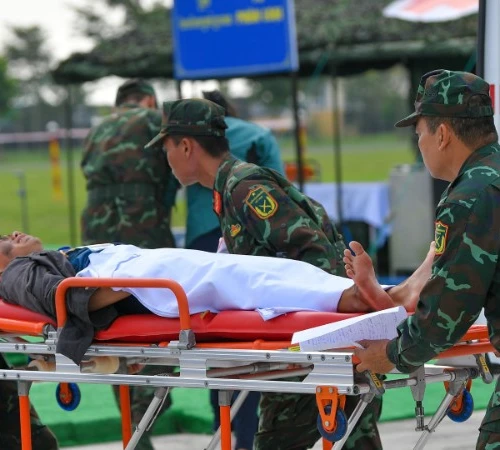 Mô phỏng tình huống vận chuyển cấp cứu người bị nạn.