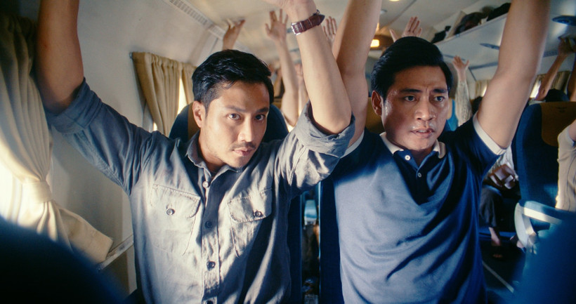 Thanh Sơn (bên trái ảnh) và Lợi Trần trong một cảnh phim Tử chiến trên không.