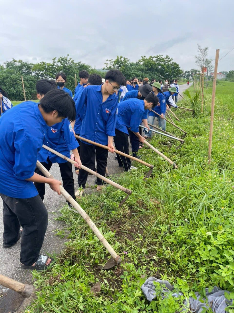 Thanh niên Bắc Giang chung sức vệ sinh môi trường, bảo vệ cảnh quan nông thôn. (Nguồn: Tỉnh đoàn Bắc Giang)