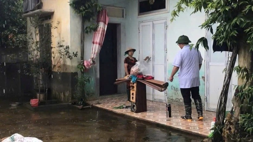 Cán bộ y tế hướng dẫn người dân vệ sinh môi trường để phòng các bệnh truyền nhiễm sau mưa bão tại Hà Nội. (Ảnh: VĂN LẬP)