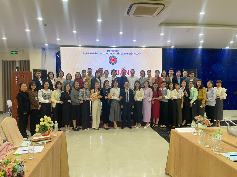 Báo cáo viên, đại diện Cục Phổ biến, giáo dục pháp luật và Trợ giúp pháp lý, cùng các học viện chụp ảnh lưu niệm.