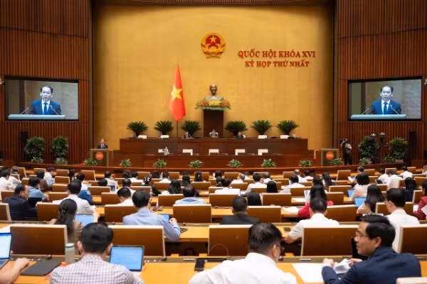 Bộ trưởng Tư pháp Hoàng Thanh Tùng trình bày Tờ trình về 4 dự án Luật trước Quốc hội, sáng 9/4.