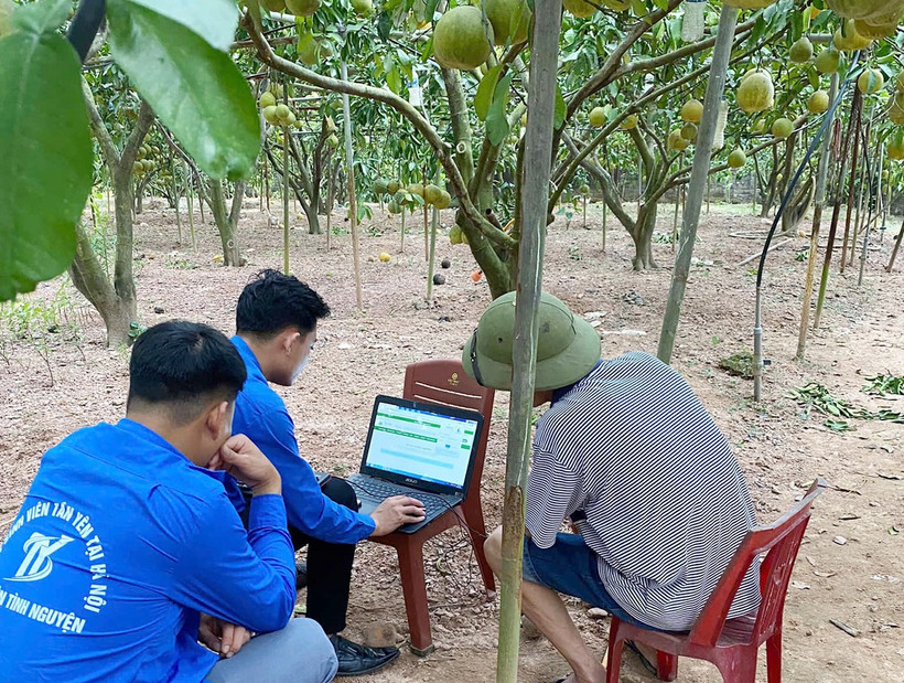 Cán bộ Đoàn Thanh niên xã Phúc Hòa (Tân Yên) hướng dẫn người dân cách đăng ký trên sàn thương mại điện tử. (Ảnh: NGUYỄN MIỀN)