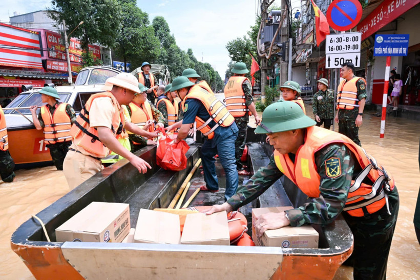 Các lực lượng Quân đội và Công an chở nhu yếu phẩm tiếp tế cho người dân vùng bị ngập lụt ở Thái Nguyên. (Ảnh: TRẦN HẢI)