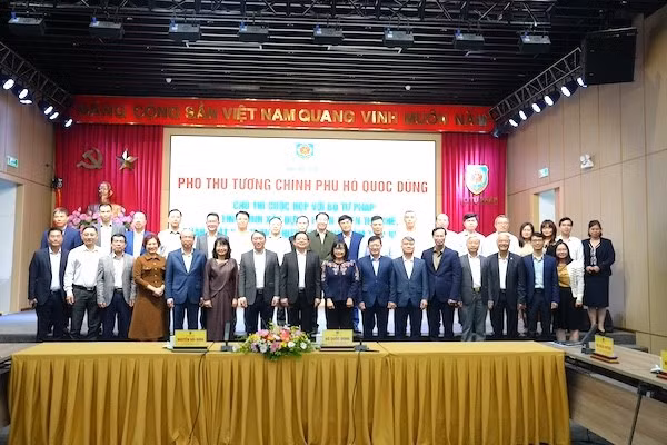 Các đại biểu dự phiên họp.