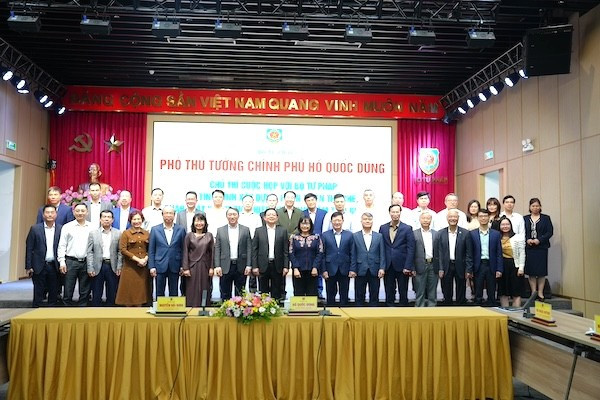 Các đại biểu dự phiên họp.