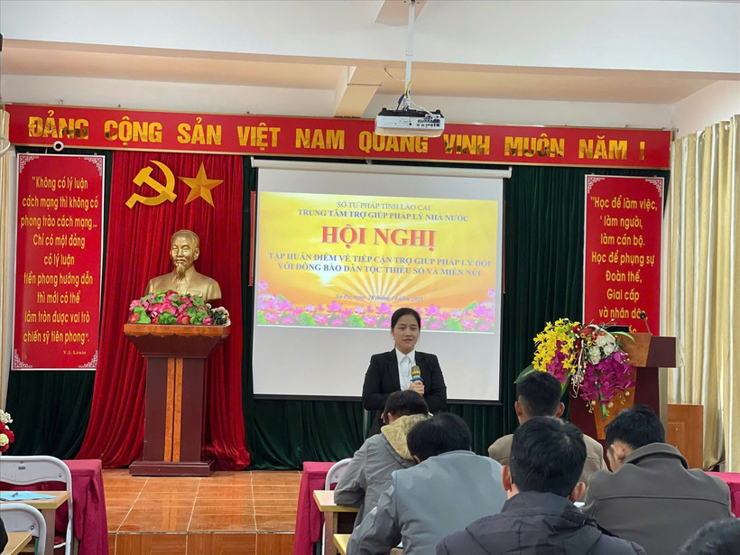 Cán bộ Trung tâm Trợ giúp pháp lý Nhà nước tỉnh Lào Cai tập huấn kỹ năng, tiêu chuẩn tiếp cận trợ giúp pháp lý cho đội ngũ làm công tác pháp luật ở vùng đồng bào dân tộc thiểu số và miền núi.