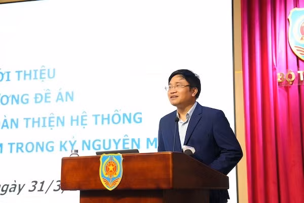 Viện trưởng Chiến lược và Khoa học pháp lý Nguyễn Văn Cương giới thiệu nội dung chính của Đề cương Đề án “Chiến lược hoàn thiện hệ thống pháp luật Việt Nam trong kỷ nguyên mới”. 
