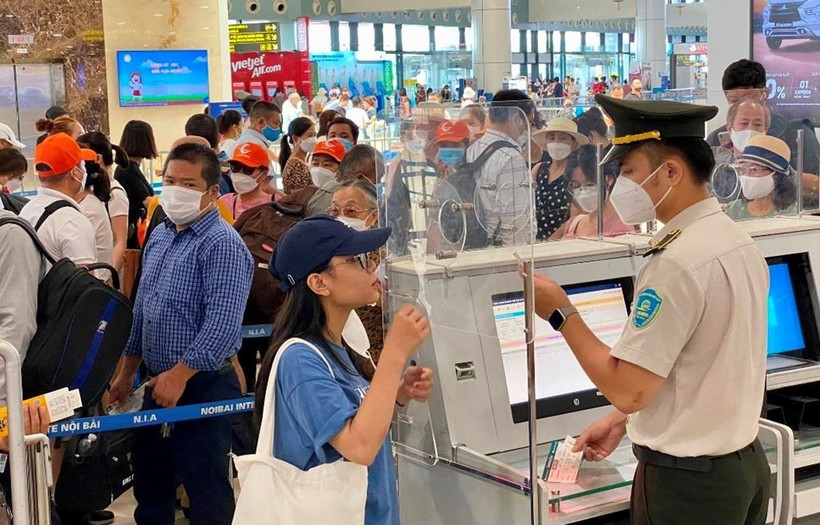 Hành khách làm thủ tục tại Sân bay Quốc tế Nội Bài