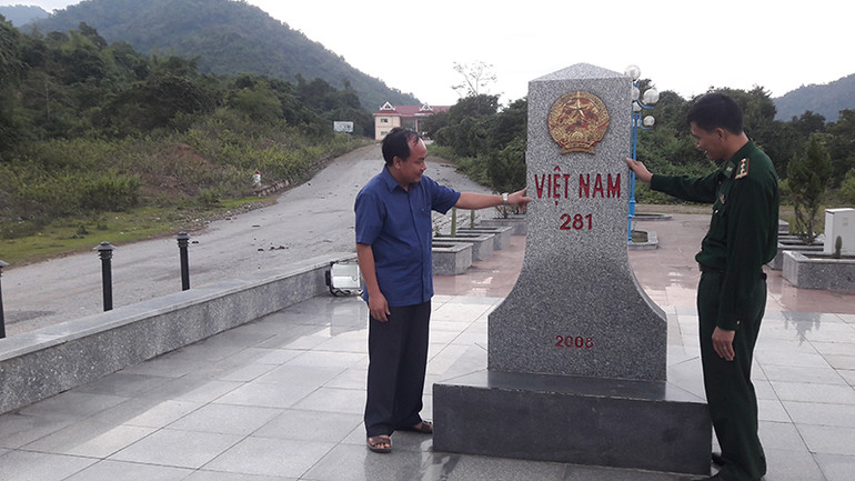 Bộ đội Biên phòng kiểm tra cột mốc quốc gia ở cửa khẩu Tén Tằn. Thắm tình hữu nghị đặc biệt Thanh Hóa - Hủa Phăn -0