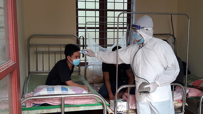 Kiểm tra thân nhiệt cho công dân từ Lào Thắm tình hữu nghị đặc biệt Thanh Hóa - Hủa Phăn -0