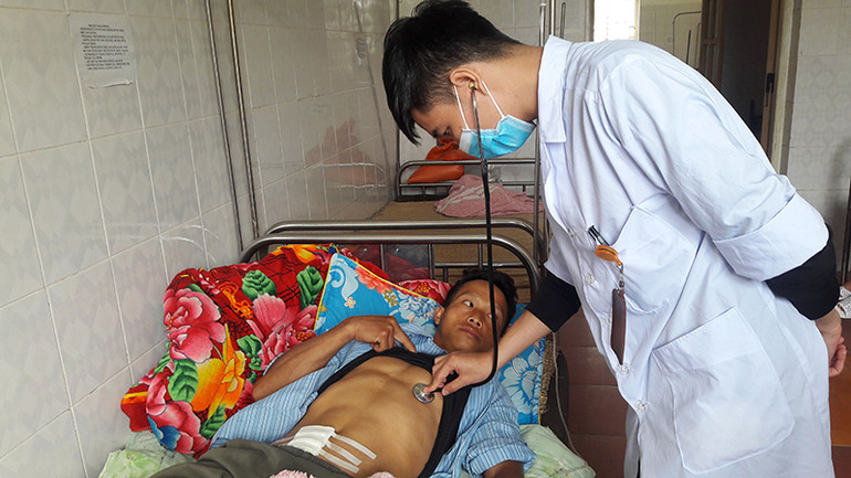 Bác sĩ thăm, khám sức khỏe cho bệnh nhân ở Bệnh viện đa khoa Mường Lát. Thắm tình hữu nghị đặc biệt Thanh Hóa - Hủa Phăn -0
