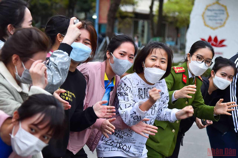 Đông đảo học viên các lớp nhiệt tình cổ vũ cho các đội tuyển thi đấu. Thanh niên Công an nhân dân - Khỏe để xây dựng và bảo vệ Tổ quốc -0