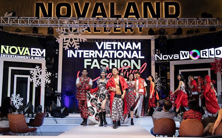VIFF 2021: Ba bộ sưu tập đẹp mắt lấy cảm hứng từ tình yêu thiên nhiên ảnh 7 VIFF 2021: Ba bộ sưu tập đẹp mắt lấy cảm hứng từ tình yêu thiên nhiên -0