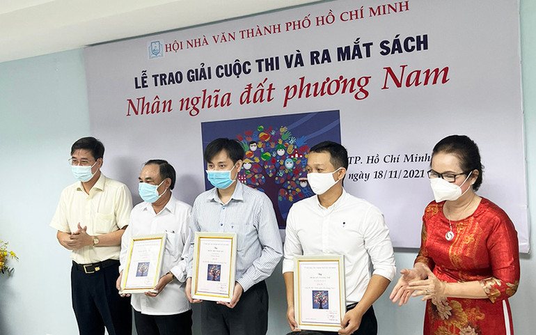 Trao giải Ba cho các tác giả đoạt giải. Trao giải cuộc thi thơ “Nhân nghĩa đất phương nam” -0