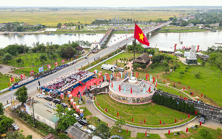 Hình ảnh Lễ thượng cờ thống nhất non sông ở di tích Đôi bờ Hiền Lương-Bến Hải -0