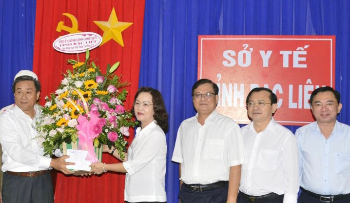 Phó Bí thư Thường trực Tỉnh ủy Bạc Liêu Lê Thị Ái Nam tặng hoa nhân Ngày Thầy thuốc Việt Nam (27-2-2021). Nhiều thầy thuốc ở Bạc Liêu ngày đêm quên mình với “cuộc chiến” chống Covid-19 -0