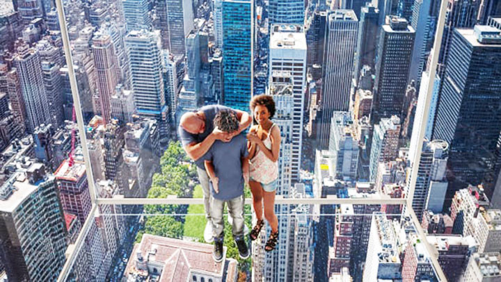 Tòa tháp được xếp bằng que kem -0