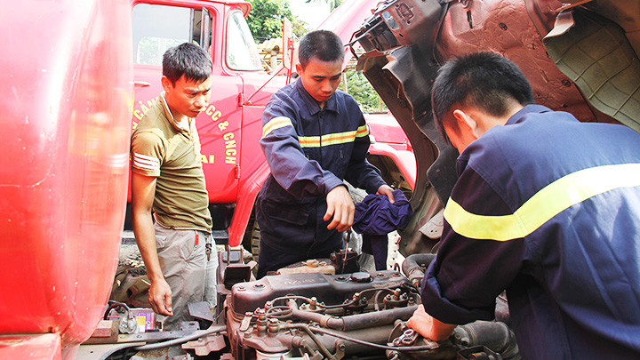 Cảnh sát phòng cháy, chữa cháy và cứu nạn cứu hộ bảo dưỡng xe chữa cháy. Ảnh: TĂNG HUỆ Nhiều khó khăn trong phòng cháy, chữa cháy -0