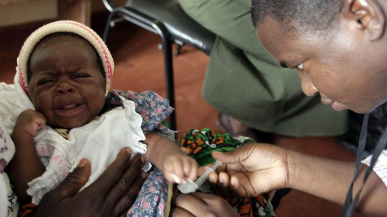 Tiêm vaccine phòng sốt rét cho trẻ sơ sinh trong khuôn khổ chương trình thử nghiệm ở Kilifi, Kenya. (Ảnh: Reuters) Đại dịch Covid-19 khiến bệnh sốt rét diễn biến trầm trọng hơn -0
