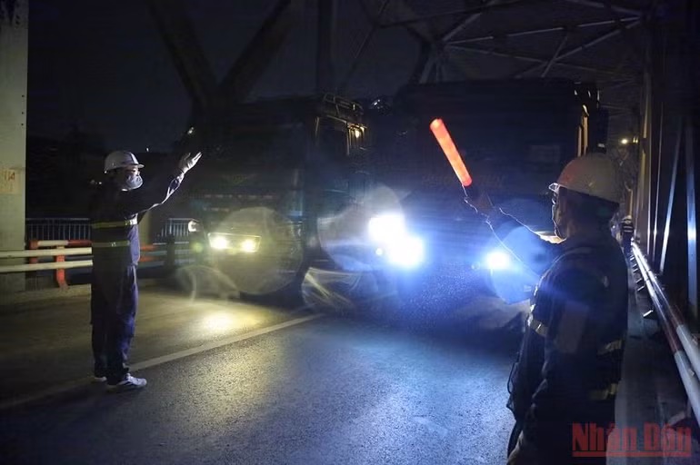 Xuyên đêm tiến hành kiểm định cầu Chương Dương -0