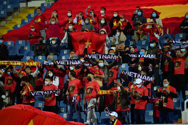 Không khí trên sân Mỹ Đình khi đội tuyển Việt Nam đang dẫn trước 2-0. (Ảnh: TRẦN HẢI) (Hết hiệp 1) Việt Nam 2-0 Trung Quốc: Tiến Linh nhân đôi cách biệt -0