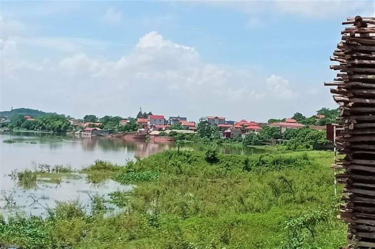 Làng nghề Phù Lãng nhìn từ xa. Độc đáo con đường bên sông Cầu -0