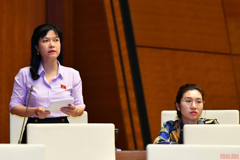 Đại biểu Tạ Thị Yên nêu ý kiến góp ý tại phiên họp. (Ảnh: LINH KHOA) Kỳ vọng 2 dự án đường vành đai quan trọng quốc gia sớm triển khai thực hiện -0