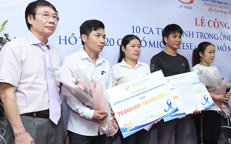 BSCKII Nguyễn Khắc Lợi (ngoài cùng bên trái) trao hỗ trợ cho các gia đình. Chắp cánh ước mơ làm cha mẹ cho các cặp đôi đặc biệt hiếm muộn -0