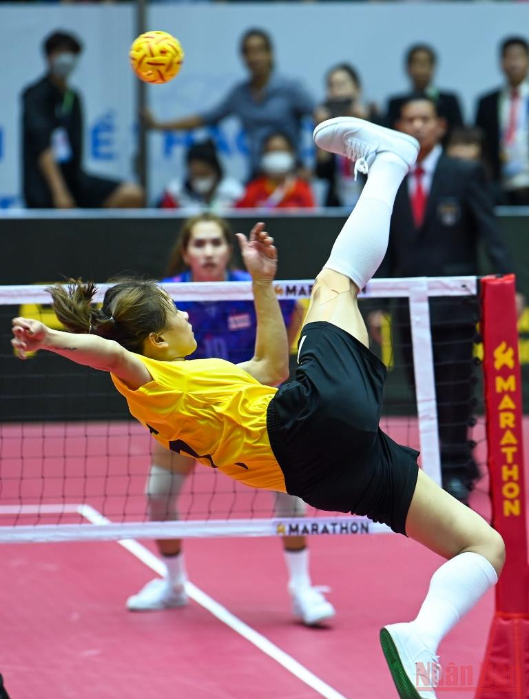 Người hâm mộ phấn khích với màn trình diễn của cầu mây nữ Việt Nam -0