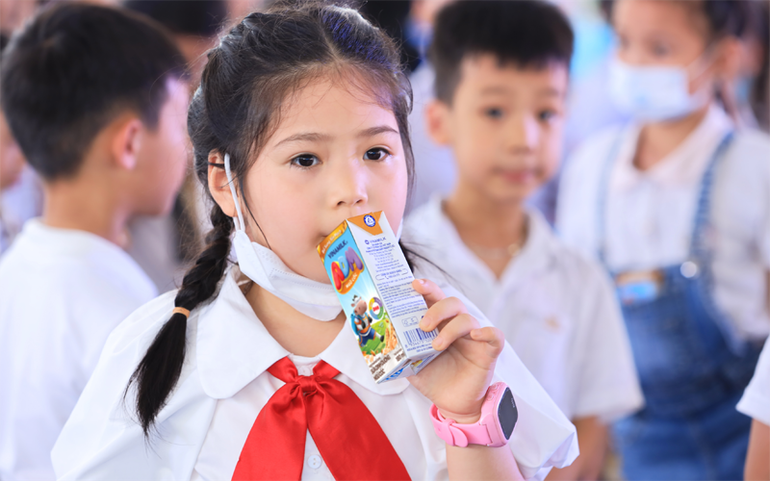 Tại sự kiện, các em nhỏ được thỏa thích thưởng thức các sản phẩm sữa của Vinamilk. Vinamilk tổ chức hoạt động dành cho trẻ em nhân Ngày Sữa thế giới và Quốc tế thiếu nhi 1/6 -0