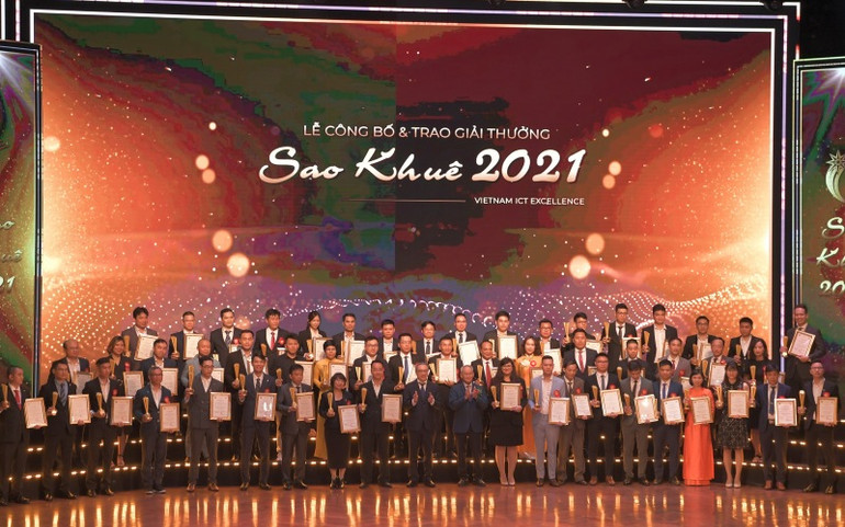 Ông Phan Tâm, Thứ trưởng Thông tin và Truyền thông và ông Mai Liêm Trực, nguyên Thứ trưởng Bưu chính - Viễn thông, Chủ tịch Hội đồng Sao Khuê 2021 chụp ảnh cùng đại diện các đơn vị được vinh danh. Bà Nguyễn Thị Kim Oanh, Phó Tổng Giám đốc Vietcombank (hàng 2, thứ 6 từ phải sang) 20210424_DKT_Giai_thuong_Sao_Khu-1619514616285.jpg