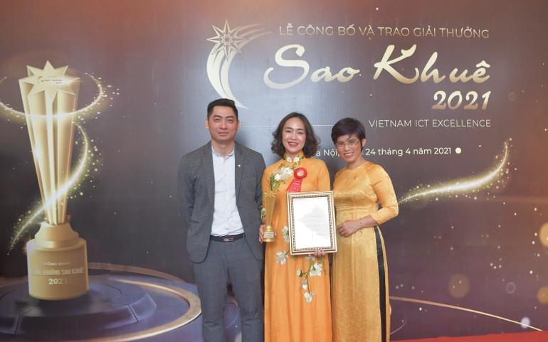 Bà Nguyễn Thị Kim Oanh, Phó Tổng Giám đốc (đứng giữa) và đại diện các phòng của Vietcombank chụp hình lưu niệm tại sự kiện. 20210424_DKT_Giai_thuong_Sao_Khu-1619514615780.jpg