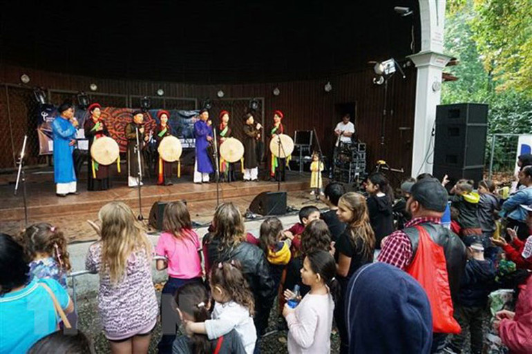 Văn hóa Việt Nam gây ấn tượng trong Lễ hội Hành tinh màu tại Séc -0