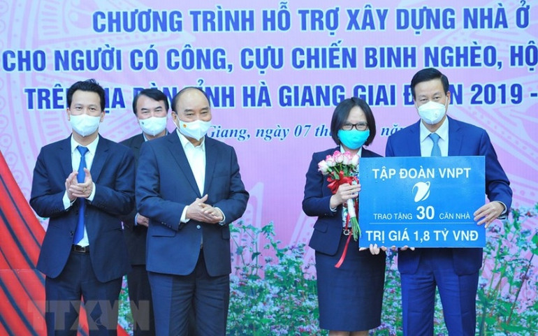 Các tập đoàn, doanh nghiệp ủng hộ chương trình hỗ trợ xây dựng nhà ở cho người có công, cựu chiến binh nghèo, hộ nghèo trên địa bàn tỉnh Hà Giang. (Ảnh: Minh Đức/TTXVN) ttxvn_chu_tich_nuoc_du_hoi_nghi-1638882521559.jpeg