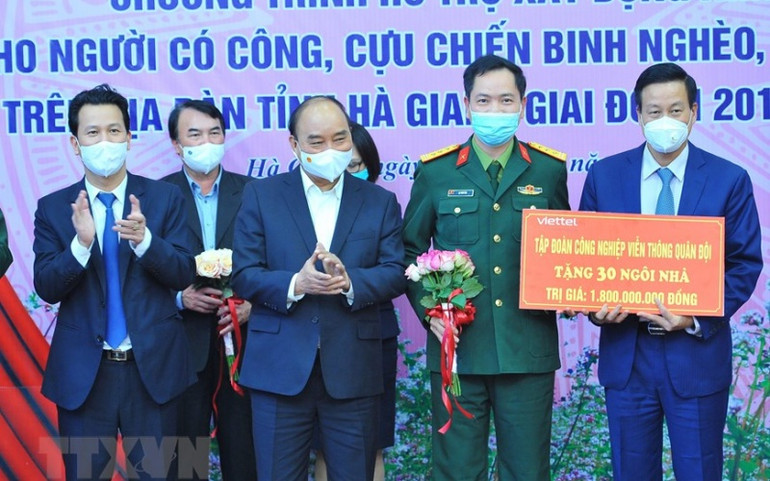 Các tập đoàn, doanh nghiệp ủng hộ chương trình hỗ trợ xây dựng nhà ở cho người có công, cựu chiến binh nghèo, hộ nghèo trên địa bàn tỉnh Hà Giang. (Ảnh: Minh Đức/TTXVN) ttxvn_chu_tich_nuoc_du_hoi_nghi-1638882521028.jpeg
