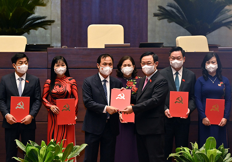 Chủ tịch Quốc hội Vương Đình Huệ trao Quyết định Tổ trưởng Tổ đảng Đoàn đại biểu Quốc hội; Nghị quyết phê chuẩn kết quả bầu Trưởng Đoàn đại biểu Quốc hội các tỉnh, thành phố. (Ảnh: DUY LINH) Trao Quyết định, Nghị quyết của Đảng đoàn Quốc hội và Ủy ban Thường vụ Quốc hội về công tác tổ chức -0