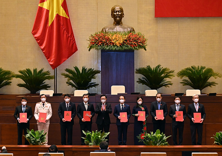 Chủ tịch Quốc hội Vương Đình Huệ trao Quyết định về việc thành lập Tổ đảng và chỉ định Tổ trưởng Tổ đảng ở Thường trực Hội đồng Dân tộc, các Ủy ban của Quốc hội. (Ảnh: DUY LINH) Trao Quyết định, Nghị quyết của Đảng đoàn Quốc hội và Ủy ban Thường vụ Quốc hội về công tác tổ chức -0