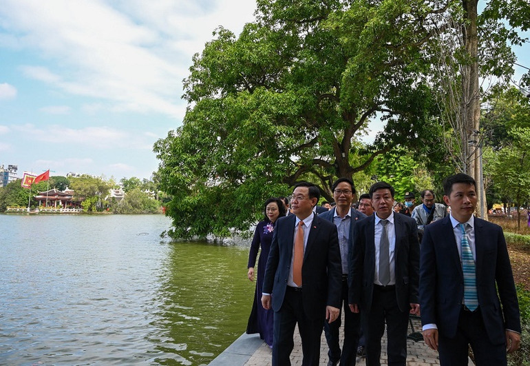 Bí thư Thành uỷ Vương Đình Huệ cùng các đại biểu tham quan khu vực hồ Hoàn Kiếm. Hoàn thành cải tạo, chỉnh trang khu vực chung quanh hồ Hoàn Kiếm -0