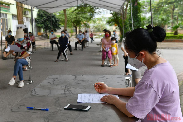 Xét nghiệm Covid-19 cho người dân xã Kim Chung -4