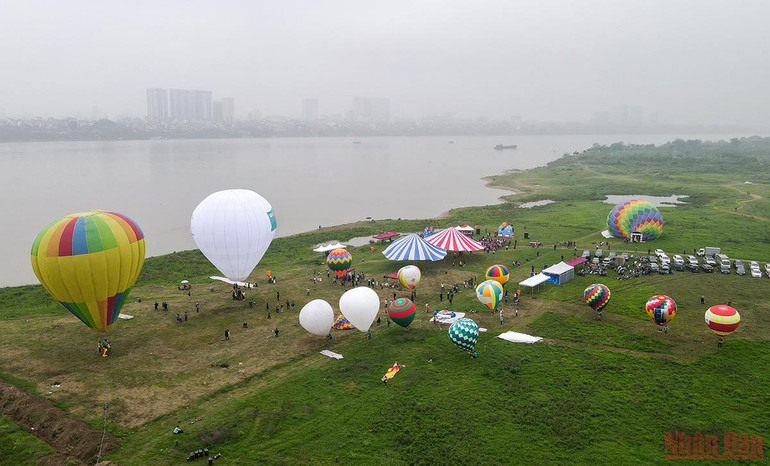 Người Hà Nội vui thích với Lễ hội khinh khí cầu -0