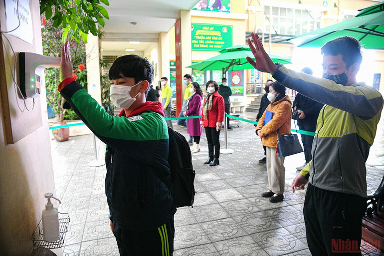  Học sinh từ khối lớp 7 tới 12 của thành phố Hà Nội chính thức trở lại trường học trực tiếp -0