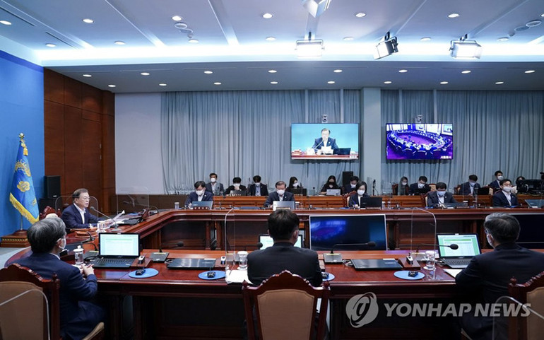 Tổng thống Moon Jae-in chủ trì cuộc họp của Nội các Hàn Quốc ngày 25-8. (Ảnh: Yonhap) 1 -0