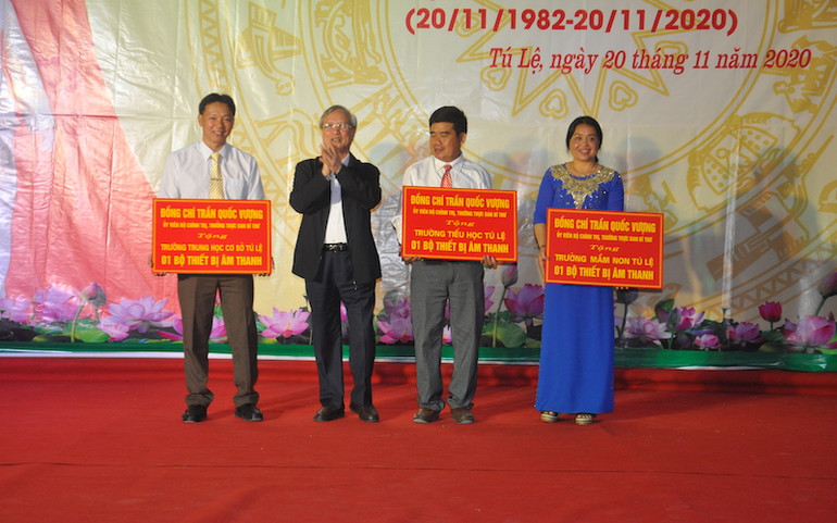 Thường trực Ban Bí thư Trần Quốc Vượng thăm, chúc mừng Ngày Nhà giáo Việt Nam tại Yên Bái -0