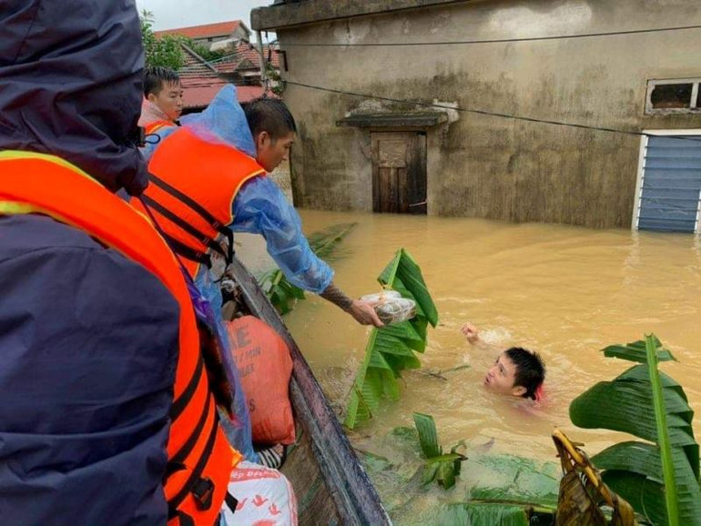 Cứu trợ bánh nếp cho người dân bị lũ cô lập. Quảng Bình huy động tổng lực cứu trợ người dân bị lũ cô lập -0