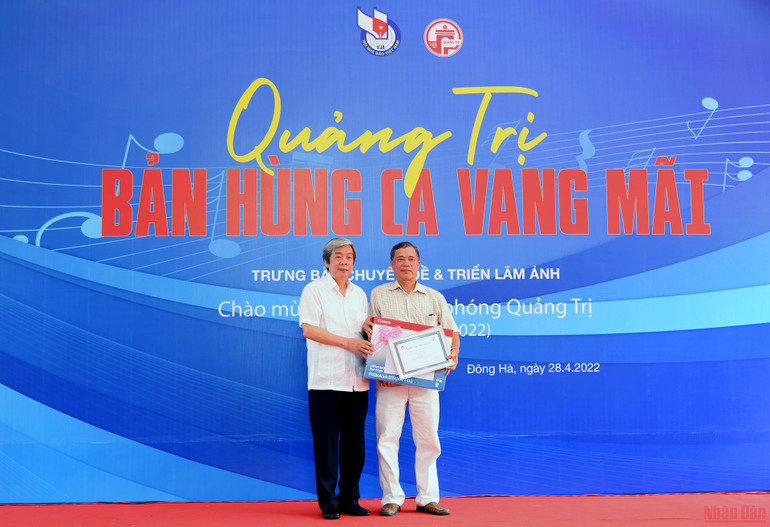 Triển lãm “Quảng Trị - Bản hùng ca vang mãi” -0