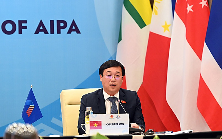 Chủ tịch Nhóm đại biểu Quốc hội trẻ Việt Nam Lê Quốc Phong phát biểu điều hành Hội nghị. Tăng cường vai trò và trách nhiệm của nghị sĩ trẻ trong ASEAN -0