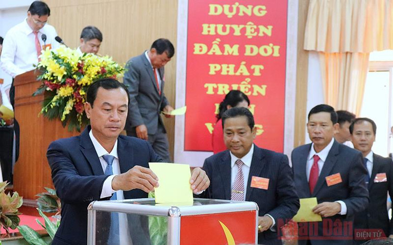 Đảng bộ huyện Đầm Dơi bỏ phiếu bầu đoàn đại biểu dự Đại hội Đảng bộ tỉnh nhiệm kỳ 2020-2025. Cà Mau rút kinh nghiệm sau Đại hội trên cơ sở -0