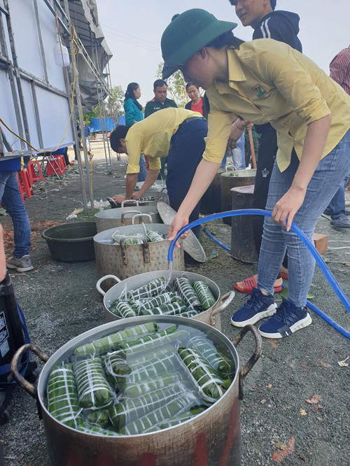 Trắng đêm làm bánh gửi vùng lũ -0