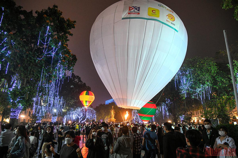 Người Hà Nội vui thích với Lễ hội khinh khí cầu -0